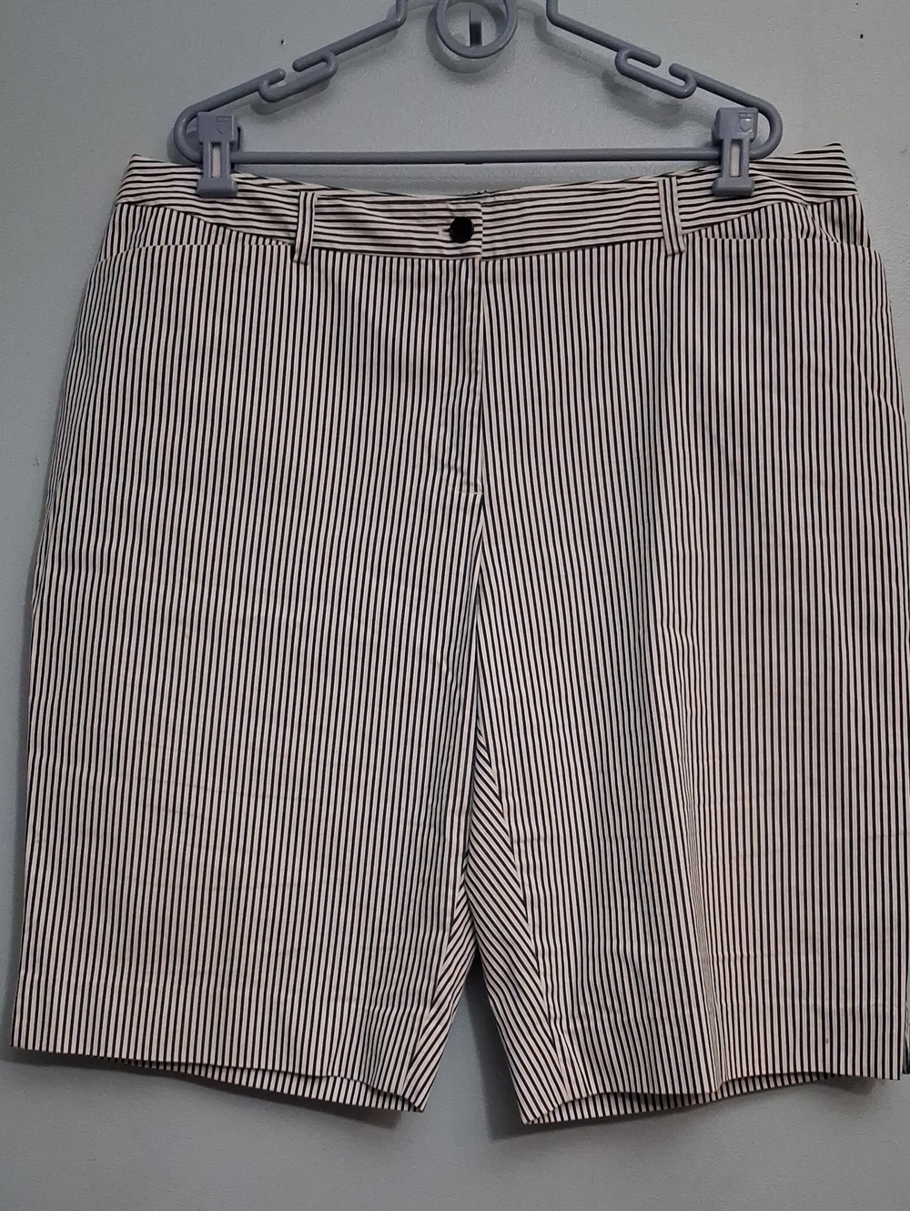 Jones New York Size 20W Blue and White Vertical Stripe Capri Stretch Pants.